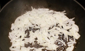 Keptuvėje įkaitinkite aliejų ir kelias minutes pakepinkite svogūną.