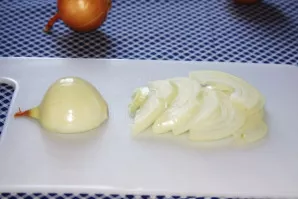 Svogūną nulupkite ir supjaustykite pusžiedžiais arba kubeliais. Šio patiekalo daržovėmis tikrai nesugadinsite, tad drąsiai galite naudoti...