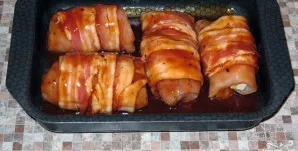 Sumaišome sojos padažą su pomidorų pasta. Įmaišome prieskonius, pipirus ir druską. Aš naudojau gvazdikėlius ir baltuosius pipirus - gavos...