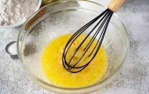 Šluotele energingai plakite šiuos ingredientus, kol jie visiškai susimaišys.