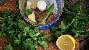 Kol daržovės verda, pasigaminkime gardų padažą. Tam trintuvu sumalkite ir sumaišykite šiuos ingredientus: kalendrą, mėtą, aitriąją paprik...