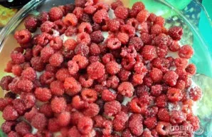 Tuomet išdėliokite aviečių sluoksnį. Kartokite sluoksnius, kol baigsis visi ingredientai.