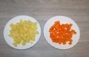 Bulves ir moliūgą supjaustykite kubeliais. Sudėkite bulves į sriubą ir virkite su žirneliais 10 minučių. Pagardinkite druska pagal skonį.