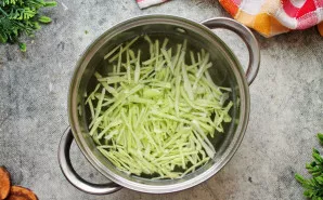 Kopūstą supjaustykite šiaudeliais ir sudėkite į žuvies sultinį. Užvirinkite, pasūdykite ir virkite ant silpnos ugnies 10 minučių.