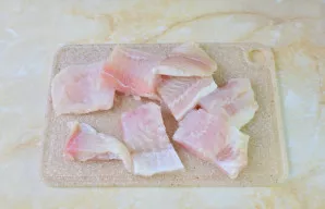 Supjaustykite žuvį porcijomis.
