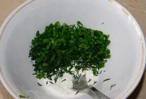 Atskirai sumaišykite susmulkintas žoleles ir grietinę.