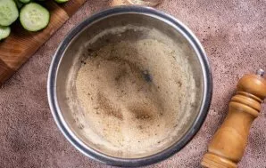 Sumaišykite šiuos sausus ingredientus.