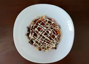 Salotas pagardinkite majonezu, palikite šiek tiek pastovėti.