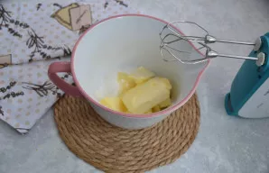 Išplakite minkštą sviestą su cukrumi iki purumo ir vientisos masės.