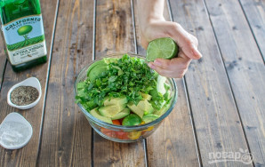 Visus ingredientus sudėkite į gilesnį indą. Įspauskite citrinos arba laimo sulčių bei alyvuogių aliejaus.