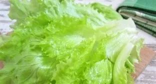 Salotų lapus kelias minutes pamirkykite šaltame vandenyje, tada kruopščiai nuplaukite. Tai padės pašalinti smėlį ir nešvarumus. Salotų la...