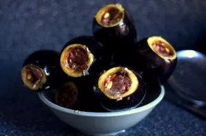 Įdaru įdarykite baklažanus ir sudėkite į puodą. Likusius svogūnus ir česnakus sumaišykite su smulkintais pomidorais ir troškinkite 15 min...