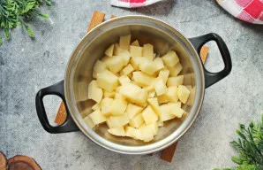 Bulves supjaustykite vidutinio dydžio kubeliais ir sudėkite prie svogūno.