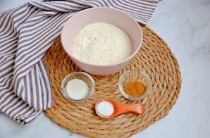 Paruoškite mišinį iš miltų, druskos, cinamono ir kepimo miltelių.