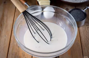 Į šį mielių mišinį suberkite 100 gramų miltų ir gerai išmaišykite šluotele – tai bus raugas. Dubenį su raugu uždenkite maistine plėvele i...