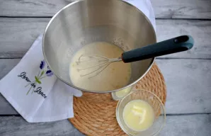 Įdėkite ištirpinto sviesto ir išmaišykite.