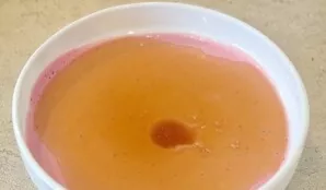 Želatiną ištirpinkite dviejuose šaukštuose karšto vandens ir supilkite į braškių masę. Viską išmaišykite. Užpilkite masę ant sausainių fo...