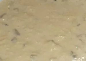 Į tešlą įdėkite miltus, druską, vandenį ir gerai išmaišykite. Masė bus šiek tiek skysta, kaip nuotraukoje.