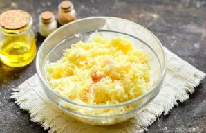 Naudodami kombainą susmulkinkite visus ingredientus su „smulkios tarkos“ antgaliu. Jei kombaino neturite, bulves sutarkuokite smulkia tar...