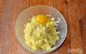 Įberkite druskos ir pipirų.