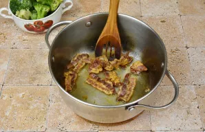 Šoninės juosteles perpjaukite per pusę arba į tris dalis. Ant vidutinės ugnies įkaitinkite tinkamą indą, įpilkite augalinio aliejaus ir s...