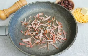 Krūtinėlę supjaustome plonai ir kepame apie 5 minutes.