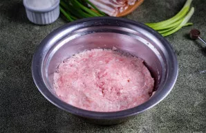 Viską gerai išmaišykite. Dubenį su paruoštu cepelinų įdaru kol kas padėkite į šaldytuvą.