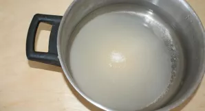 Į puodą įpilkite stiklinę vandens, suberkite stiklinę cukraus. Virkite ant vidutinės ugnies, kol cukrus visiškai ištirps.