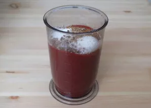 Sumaišykite pomidorų pastą ir 300 ml vandens. Įdėkite prieskonių, druskos, cukraus. Išmaišykite ir palikite 20 minučių.