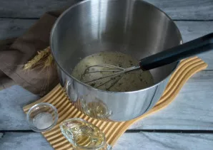 Įberkite druskos, supilkite augalinį aliejų.