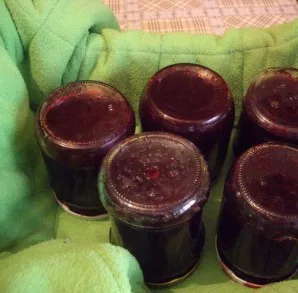 Virkite, kol pasieksite norimą konsistenciją, ir žiemai sudėkite į sterilius stiklainius!