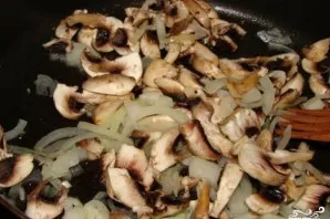 Sudėkite grybus į keptuvę, kur kepa svogūnai. Pagardinkite druska pagal skonį ir kepkite kartu iki auksinės spalvos.