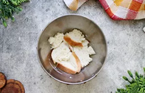 Batoną sulaužykite gabalėliais, užpilkite pienu ir palikite 5 minutėms.