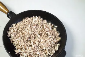 Grybus su svogūnu kepkite iki visiško ingredientų paruošimo. Galima įpilti šiek tiek vandens ir troškinti nuolat maišant, kol vanduo visi...