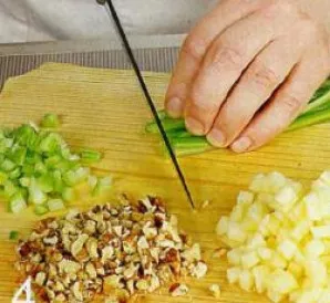 Paruošti įdarą su krevetėmis. Obuolius nulupti, išimti sėklas ir supjaustyti mažais kubeliais. Apšlakstyti obuolius 1 citrinos sultimis. ...