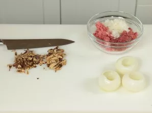 Sumaišykite svogūną, maltą mėsą ir smulkintus grybus.