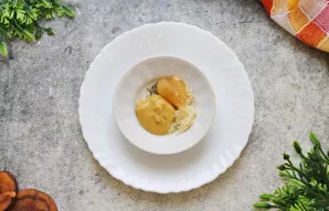 Į dubenį įdėkite garstyčias ir medų. Medų galite naudoti bet kokį, o garstyčių aštrumas priklauso nuo jūsų skonio.