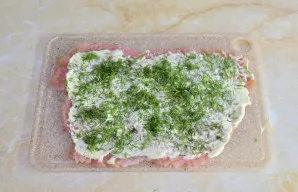 Gausiai pabarstykite smulkintais krapais.