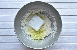 Į sviesto masę įdėkite varškę. Naudokite 9 % riebumo varškę arba su didesniu riebumu. Jei turite grūdėtą varškę, prieš tai ją pertrinkite...