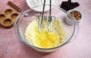 Įmuškite kiaušinius.