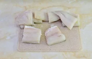 Lydekos filė supjaustykite porcijomis.