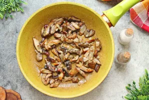 Baravykus pagardinkite druska ir juodaisiais pipirais, išmaišykite ir nukelkite nuo ugnies.