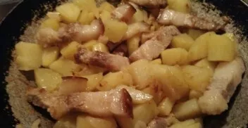 Kepkite, kol bulvės suminkštės. Druską berkite pačioje pabaigoje. Jei bersite iš karto, bulvės sudegs, todėl geriausia tai daryti pačioje...