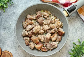 Pasūdykite, pabarstykite pipirais ir įdėkite mėgstamus prieskonius. Aš naudojau džiovintą adžiką ir kalendrą. Viską išmaišykite ir kepkit...