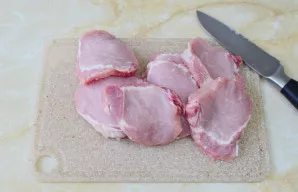 Mėsą supjaustykite porcijų gabalėliais.