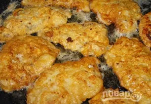 Kepkite augaliniame aliejuje iš abiejų pusių. Tada dar kelias minutes patroškinkite po dangčiu be ugnies, o paskui sudėkite ant popierini...