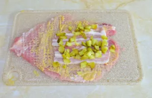 Uždekite 2-3 juosteles šoninės ir supjaustytus marinuotus agurkus.