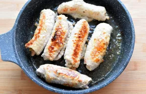 Apkepkite suktinukus įkaitintame aliejuje iki auksinės plutelės.