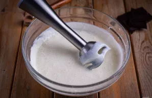 Panardinamuoju trintuvu plakite šiuos ingredientus iki vientisos masės.