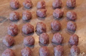 Paruoškite kalakutienos faršą (galima naudoti ir vištienos krūtinėlės faršą). Pasūdykite, pabarstykite pipirais (pagal skonį). Įmuškite k...